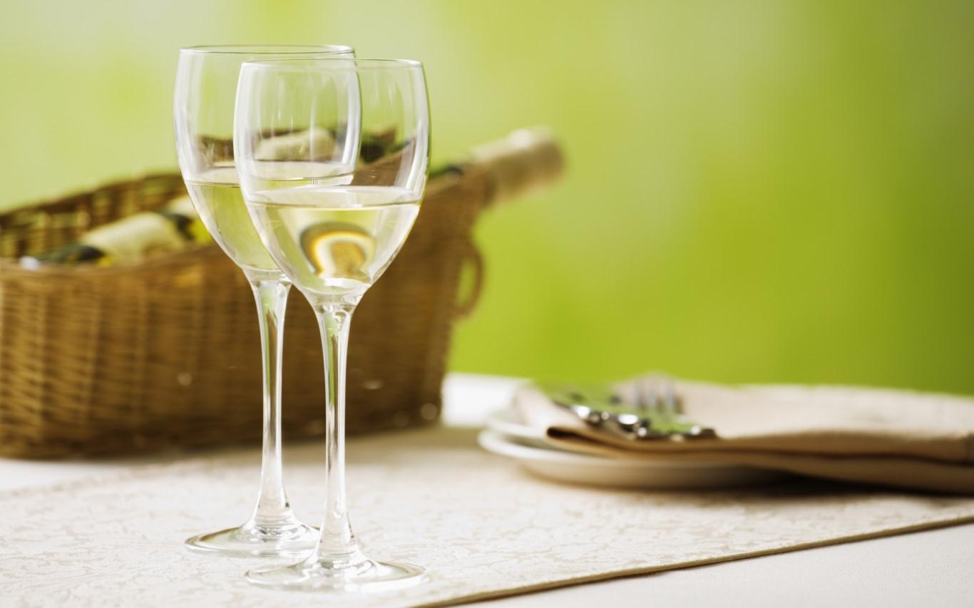 Rượu vang trắng là thức uống quen thuộc của nhiều khách hàng