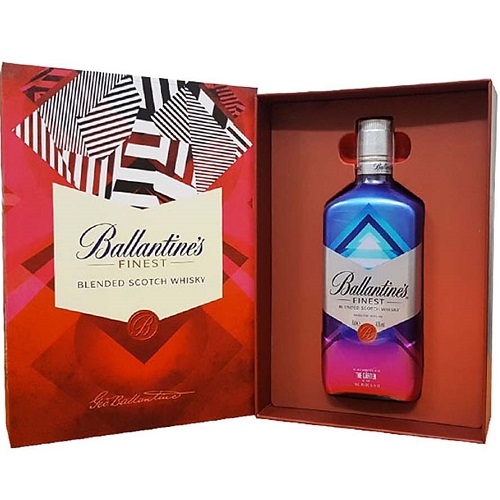 Hộp quà Ballantine’s Finest (2020).